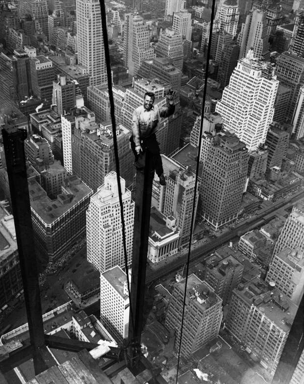 Этот кадр был сделан на 88 этаже. Фотографу пришлось забраться еще выше. 