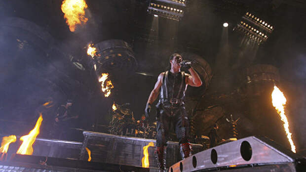 Солист группы Rammstein Тилль Линдеманн во время выступления Солист группы Rammstein Тилль Линдеманн во время выступления