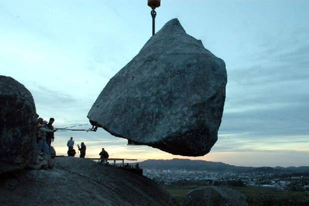 Камень Даваско (Davasko) или «Piedra Movediza», город Тандиль, Аргентина