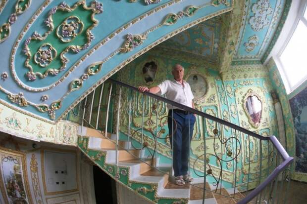 Киевский пенсионер 16 лет превращает свой подъезд в "Рундальский дворец" дворец, дизайн, добро, киев, люди, подъезд, своими руками, сделай сам