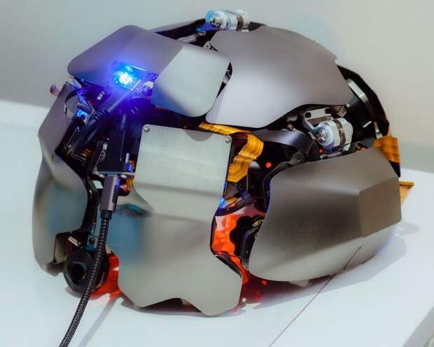 Одна из версий прототипа шлема (Источник изображения: Bloomberg)