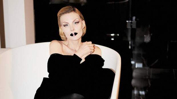 Актриса Рената Литвинова снялась в платье с перьями и крыльями