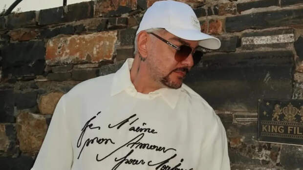 “Рука всё никак не пройдет”, – Филипп Киркоров вернулся на сцену после ожогов