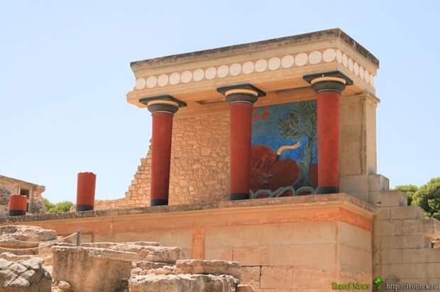 Руины критского дворца минойской эпохи. Идею колонн критяне подсмотрел у египтян, с которыми состояли в торговых и дипломатических отношениях.