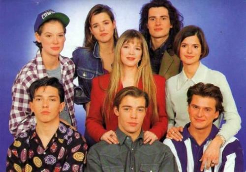Во Франции ситком шел аж 6 телесезонов с 1992 по 1994 год. И был закрыт из-за исчерпанности сюжета. К моменту закрытия, от первоначального состава остались только Элен и её приятель Николя.