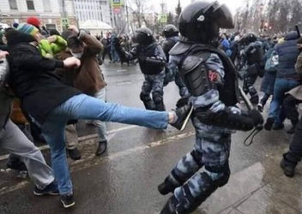 300 несовершеннолетних, задержанных на митингах оппозиции в России, переданы родителям