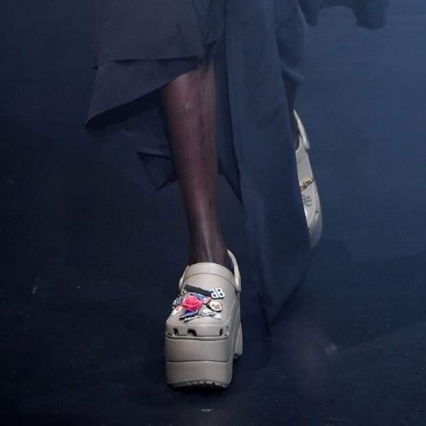 Balenciaga создала кроксы на платформе за 850 долларов