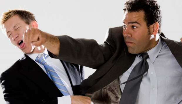 Беспредел под Москвой: активистов избили толпой во время антивейп-рейда (ВИДЕО)