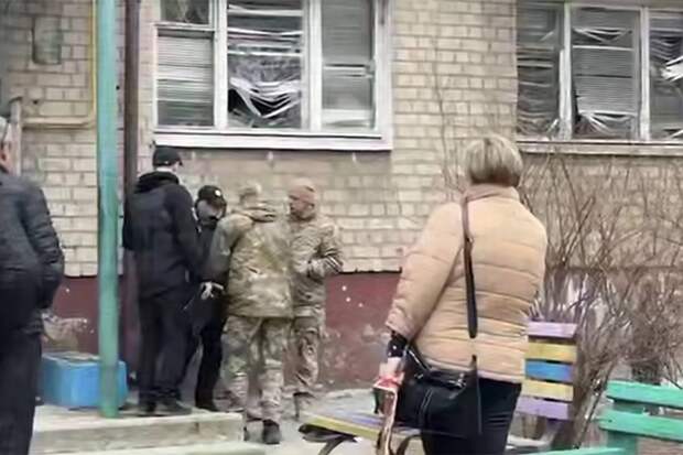 Украинский военнослужащий подорвал гранату у дома в Запорожье