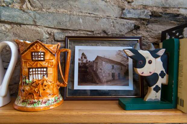 На фотографии — этот же амбар, но много лет назад