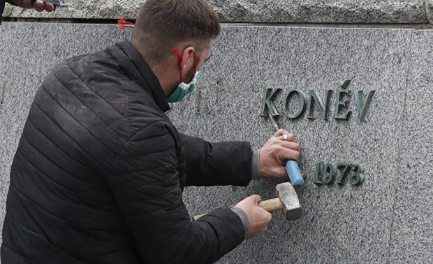 Рабочий снимает табличку с постамента памятника Ивану Коневу в Праге Рабочий снимает табличку с постамента памятника Ивану Коневу в Праге