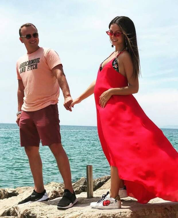 11 звездных мамочек, которые родят этим летом