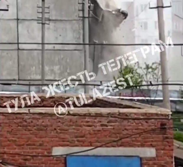 В Тульской области экскаватор упал с четвертого этажа при демонтаже здания