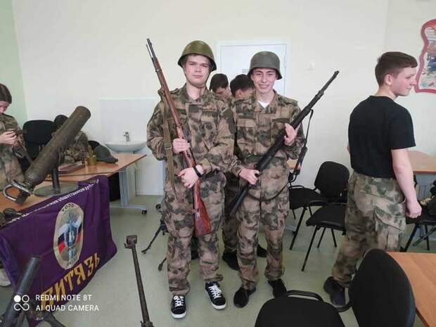Кадеты класса ФСБ познакомились с оружием времён Великой Отечественной войны в Твери