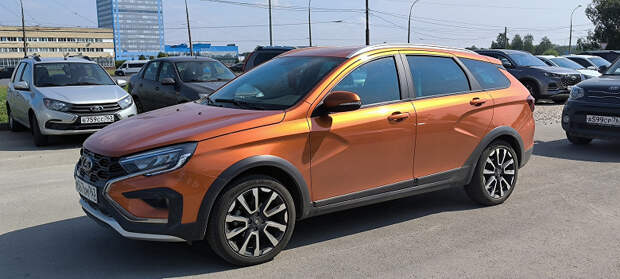 АвтоВАЗ, а это точно «металлик»? Инсайдер «с фонариком и лупой» изучил Lada Vesta и не нашёл ни одной блестки