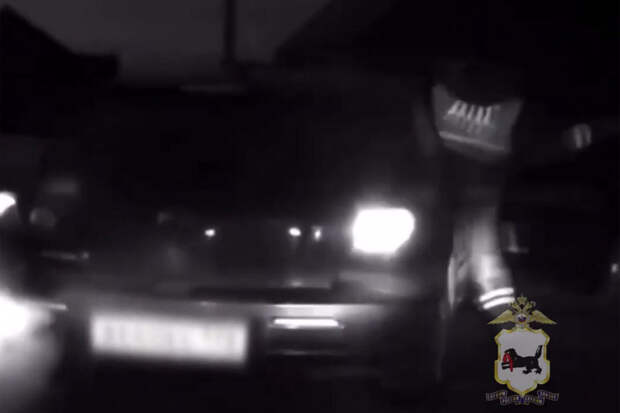 В Иркутской области на видео сняли, как гаишник на ходу запрыгнул в авто к женщине