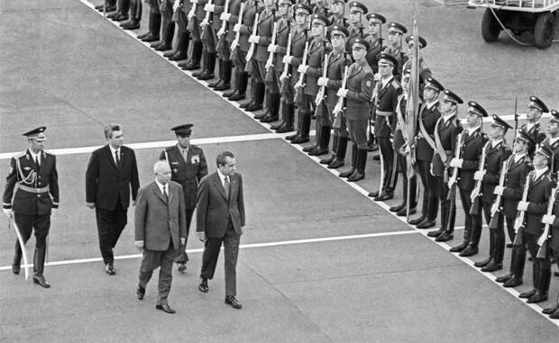 С 22 по 30 мая 1972 года Советский Союз с официальным визитом посетил президент США Ричард Никсон. Это был первый визит действующего президента США в Москву в послевоенный период. На фото: председатель президиума Верховного Совета СССР Николай Подгорный и Ричард Никсон во время встречи в аэропорту Внуково, 1972 год