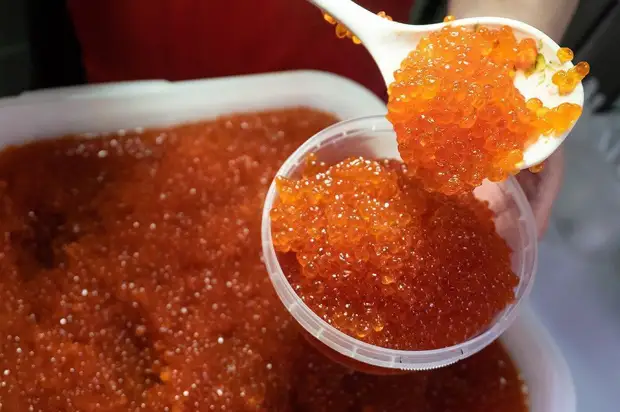 Великобритания запретила импорт из России икры и серебра