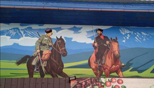 Стену шашлычной в районе деревни Кускун Красноярского края украсили баннером с казаками в форме...