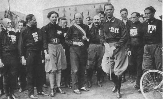 Рис. 9. Муссолини со своими сторонниками в Неаполе в октябре 1922 г., накануне «похода на Рим» 