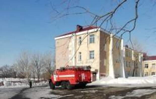 Камчатские огнеборцы провели пожарно-тактические занятия в одной из школ Петропавловска