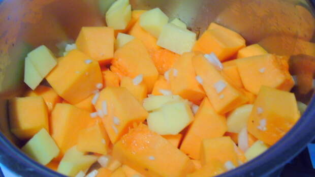 Очистить и нарезать тыкву и картофель кубиками.