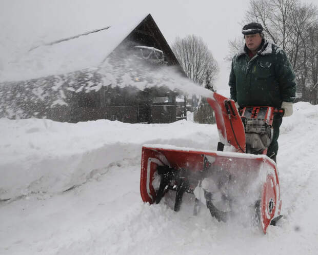 Врач объяснила, кому смертельно опасно чистить снег