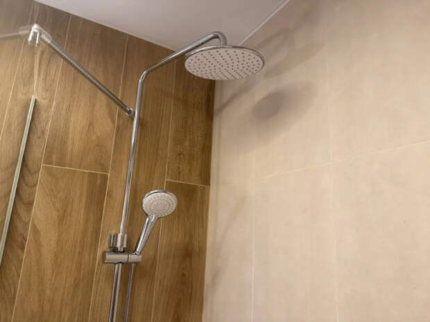 Душевые кабины уходят в прошлое: дизайнеры поголовно возвращают советские стеклоблоки