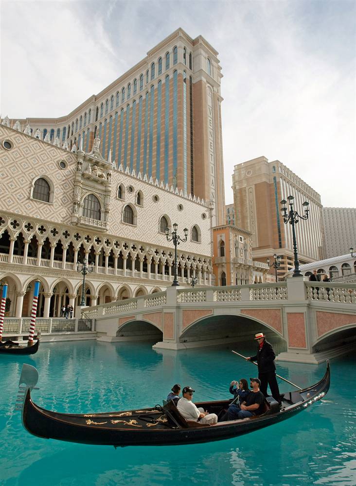 ss-090408-las-vegas-19ss_full 18) Туристы катаются на гондоле у отеля «The Venetian» (Венецианец) в Лас-Вегасе. (Ethan Miller/Getty Images)