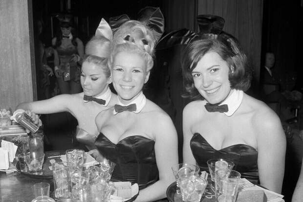 18. Подружки Playboy Элька Хеллманн, Моника Шаллер и Сабрина Шарф подают напитки в нью-йоркском Playboy Club, 1963 год 18. Подружки Playboy Элька Хеллманн, Моника Шаллер и Сабрина Шарф подают напитки в нью-йоркском Playboy Club, 1963 год