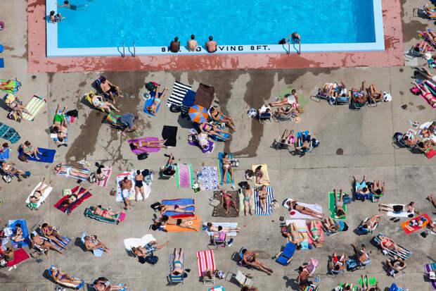 У бассейна. Кембридж, штат Массачусетс, США, 2012