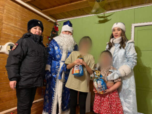 В Якутии «Полицейский Дед Мороз» подарил праздничное настроение семьям, нуждающимся в поддержке