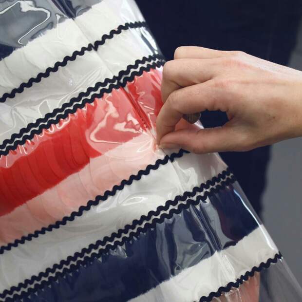 Платье с перьями Chanel Atelier Inside