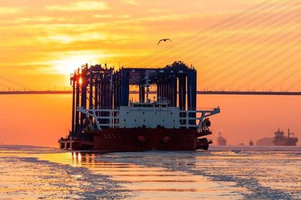Транспортная группа Fesco приобрела для Владивостокского морского торгового порта (ВМТП входит в Fesco) 11 контейнерных кранов типа RTG, изготовленных китайской компанией ZPMC, тем самым увеличив его крановый парк на 25% — до 56 единиц. Грузоподъемность каждого крана составляет 45 тонн, ширина колеи — 26 метров, высота подъема под спредером — 21 метр.
