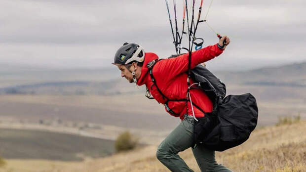 Российский парапланерист насмерть разбился о скалы в Турции