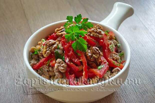 Готовый фасолевый салат с мясом
