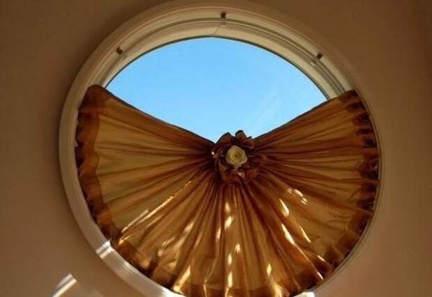 Для круглых окон можно сделать круглые шторы. Фото: pinterest.ru