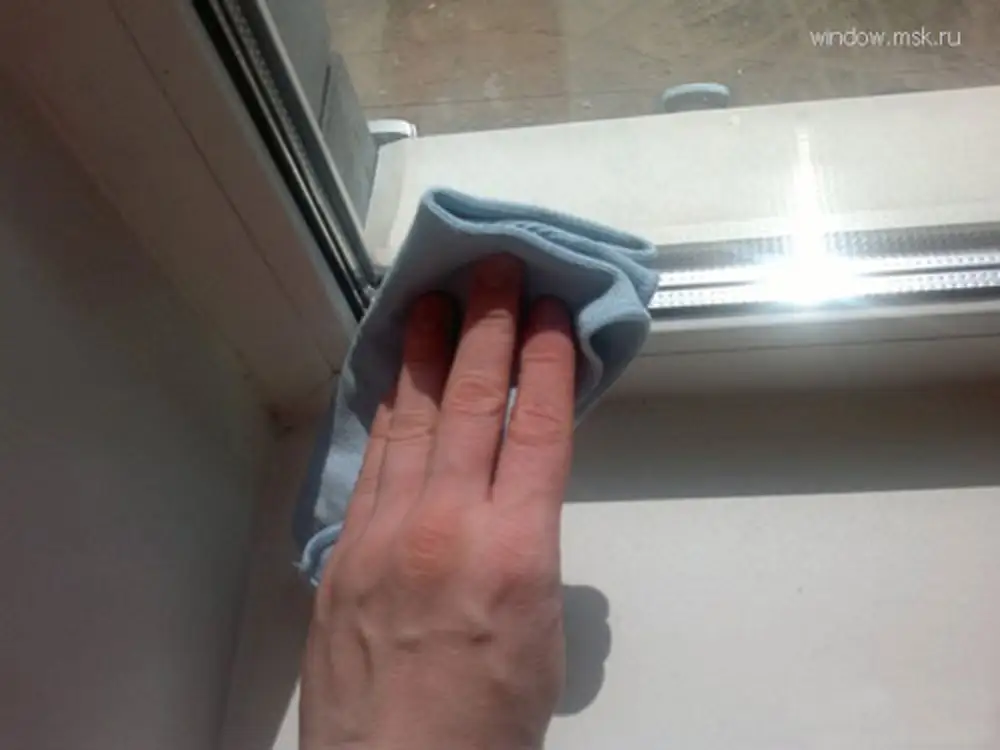 Плесень на пластиковых окнах. Пятна на подоконнике. Чем отмыть пластик от желтизны на окнах. Очистки пластикового подоконника. Чем отмыть пластик от желтизны на окнах.