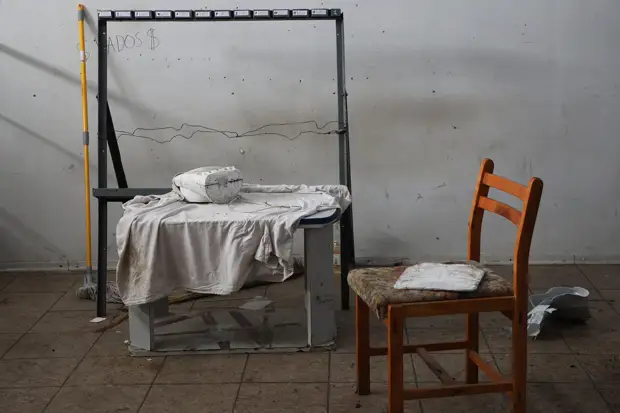 Корреспонденты "РГ" побывали в секретной тюрьме СБУ в аэропорту Мариуполя