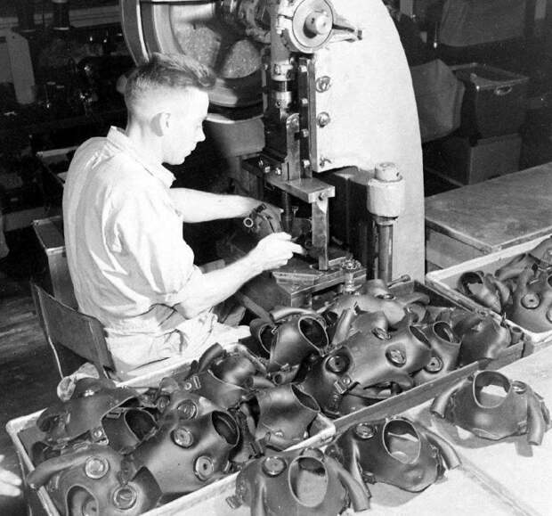 Изготовление противогазов для американской армии на арсенале в городе Эджевуд в штате Мэриленд. США, 1942-й год. история, ретро, фото