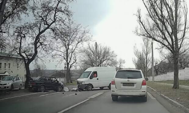 Серьезное лобовое ДТП на Куприна с участием микроавтобуса и