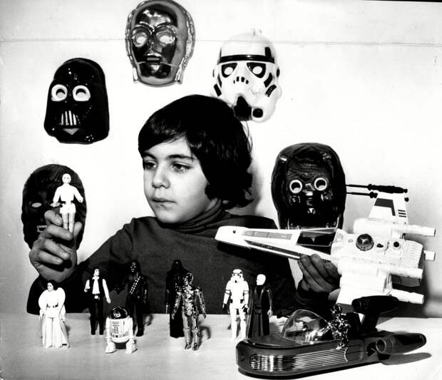 Мальчик играет с фигурками персонажей "Звездных войн", 1977 год звездные войны, съемка, фотография, эпизод IV
