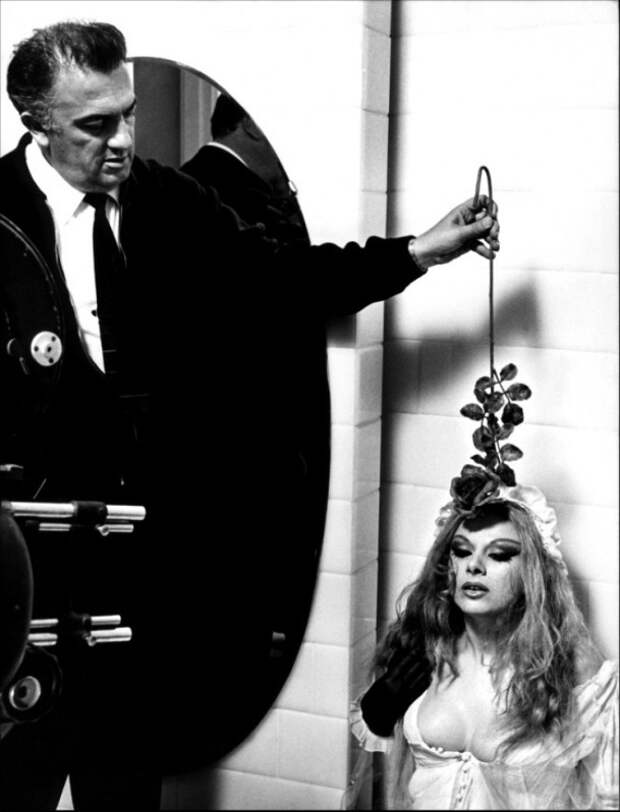 Федерико Феллини и Сандра Мило во время съёмок фильма «Джульетта и духи». Фото