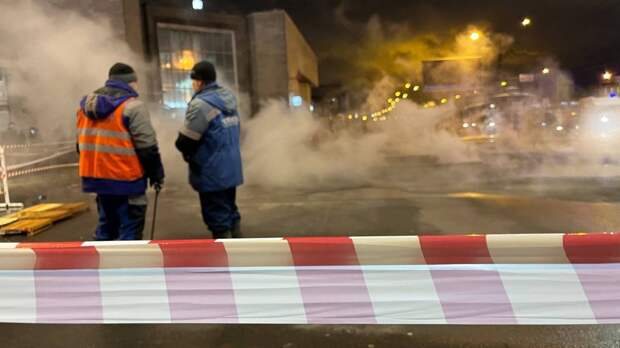 Прорыв трубы на улице Дыбенко серьезно осложнил ситуацию на дорогах в Невском районе