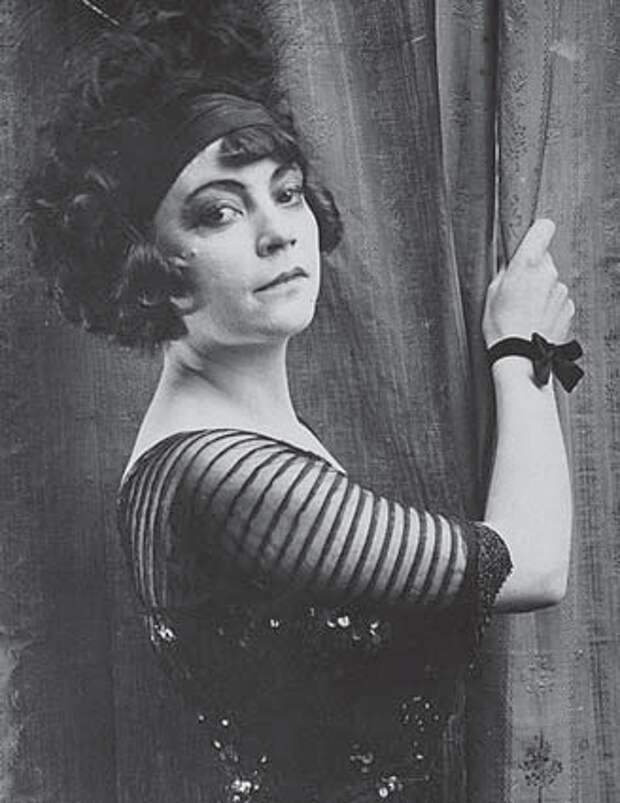 Аста Нильсен (1881-1972) — датская актриса немого кино, получившая признание в Германии. Вплоть до 1914 года признавалась в России самой популярной актрисой.