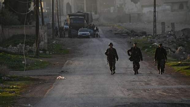 Бойцы сирийской армии в поселке к северу от города Хама