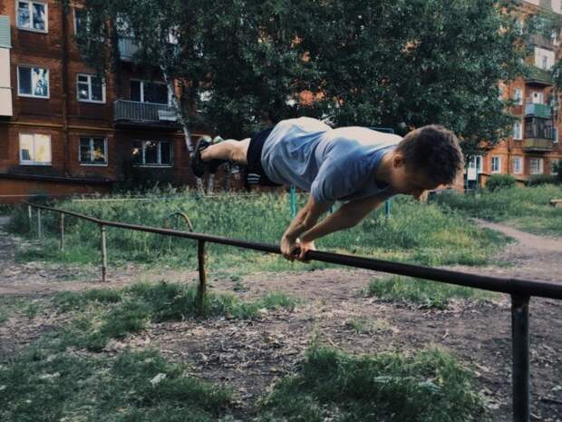 Воркаут по-омски: парень прославился в инстаграме трюками на фоне ковра Instagram, Слава Крипак, воркаут, ковер, люди, омск, сила, спорт