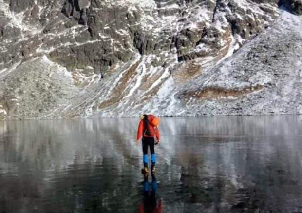 Прогулки по замерзшему озеру.