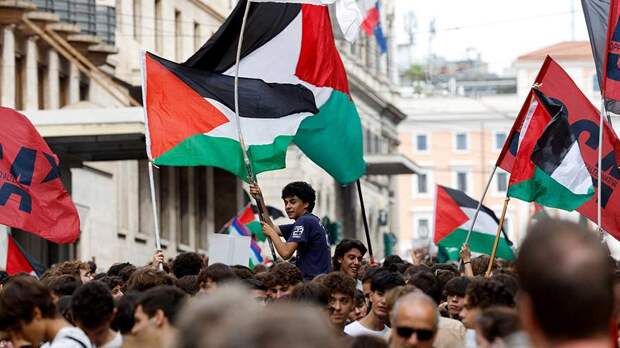 Франция присоединилась к череде признающих Палестину стран. Что пишут СМИ