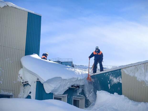 Сотрудники МЧС России продолжают помогать ликвидировать последствия циклона на Камчатке
